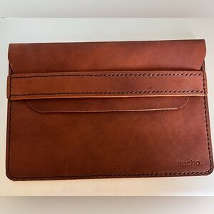 Hecho. Leather case with pencil holder